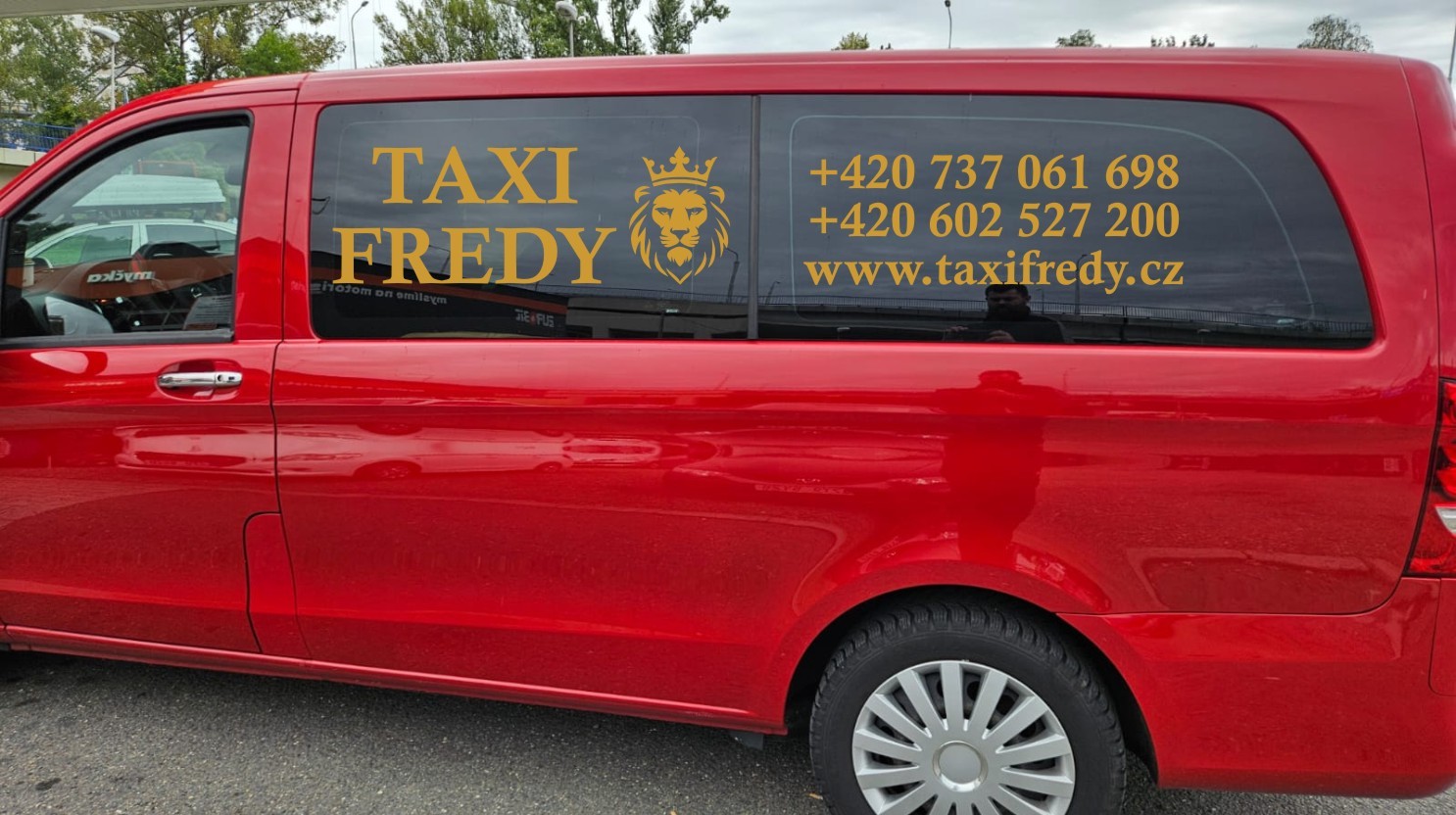 Taxi Fredy samolepka na sklo auta (1)